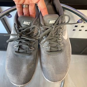 Running Tennis Nike Grey and White size 8.5